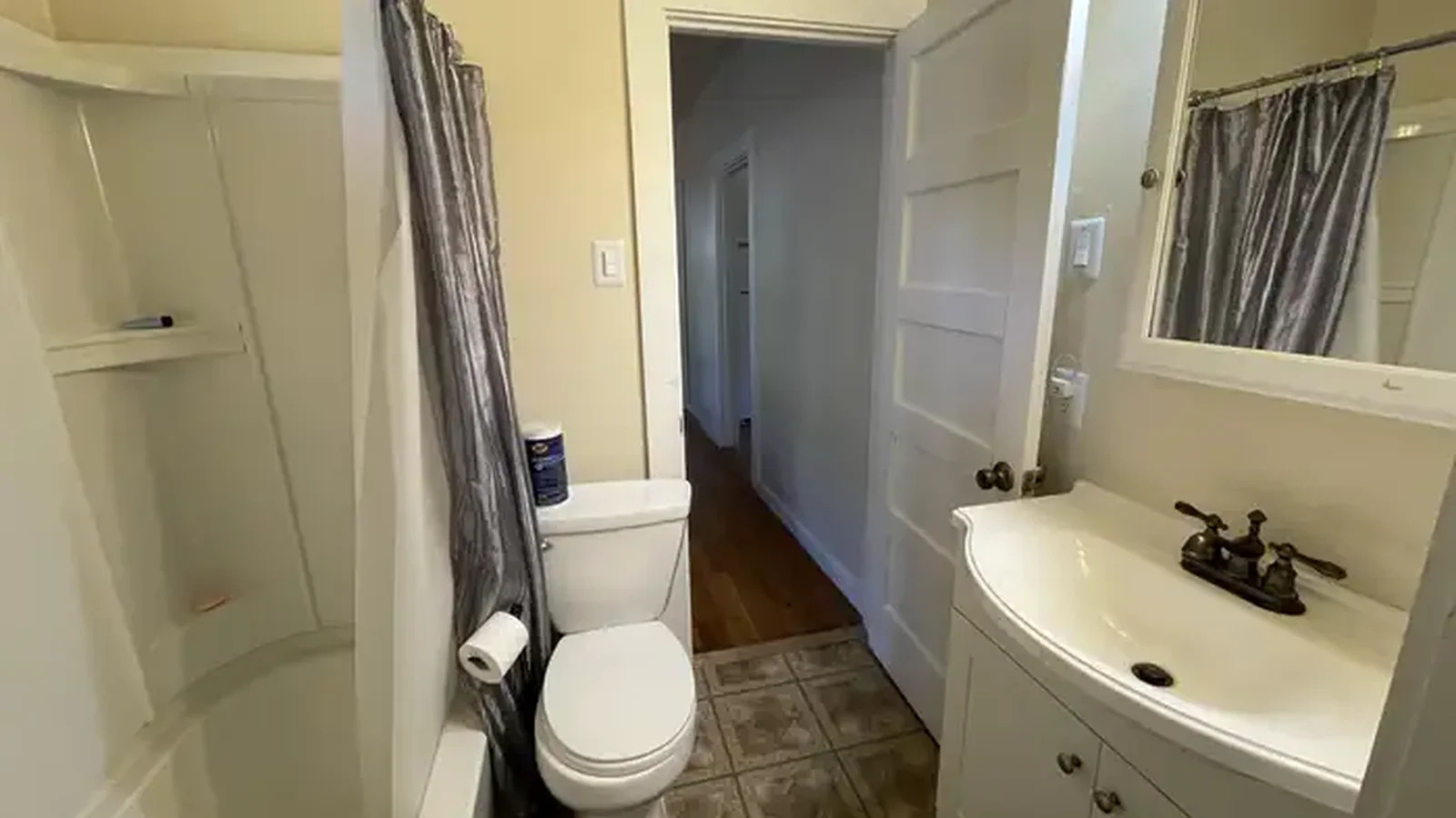 Palisades Cabin, Bathroom