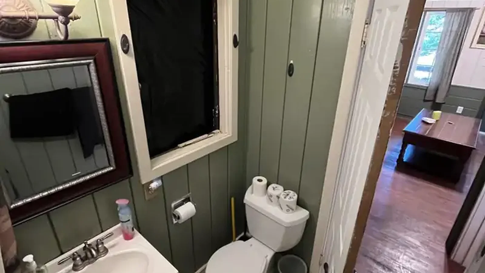 SLY GUARD CABIN- Bathroom