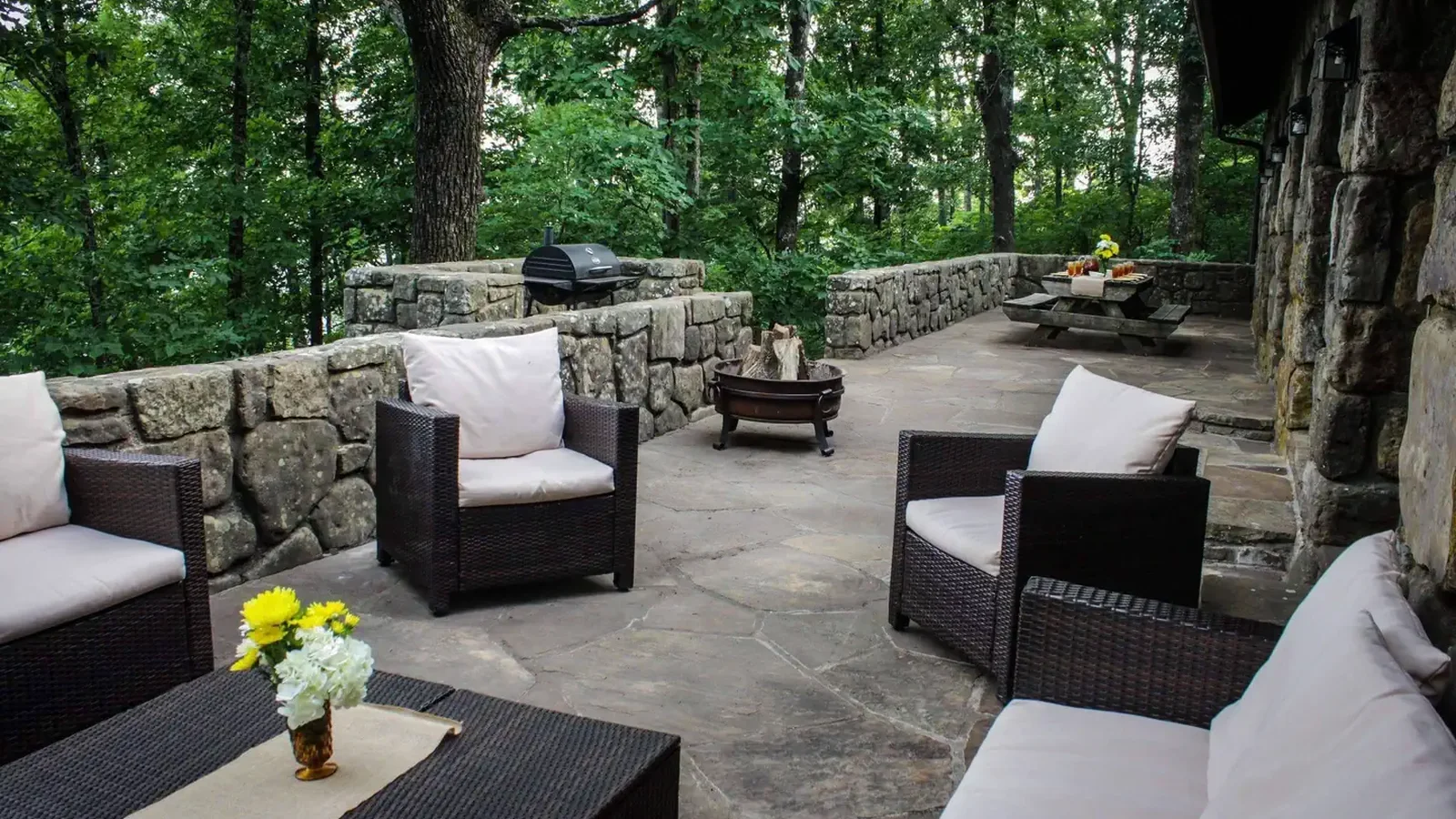 WHITE ROCK MOUNTAIN RECREATION AREA LODGE PATIO