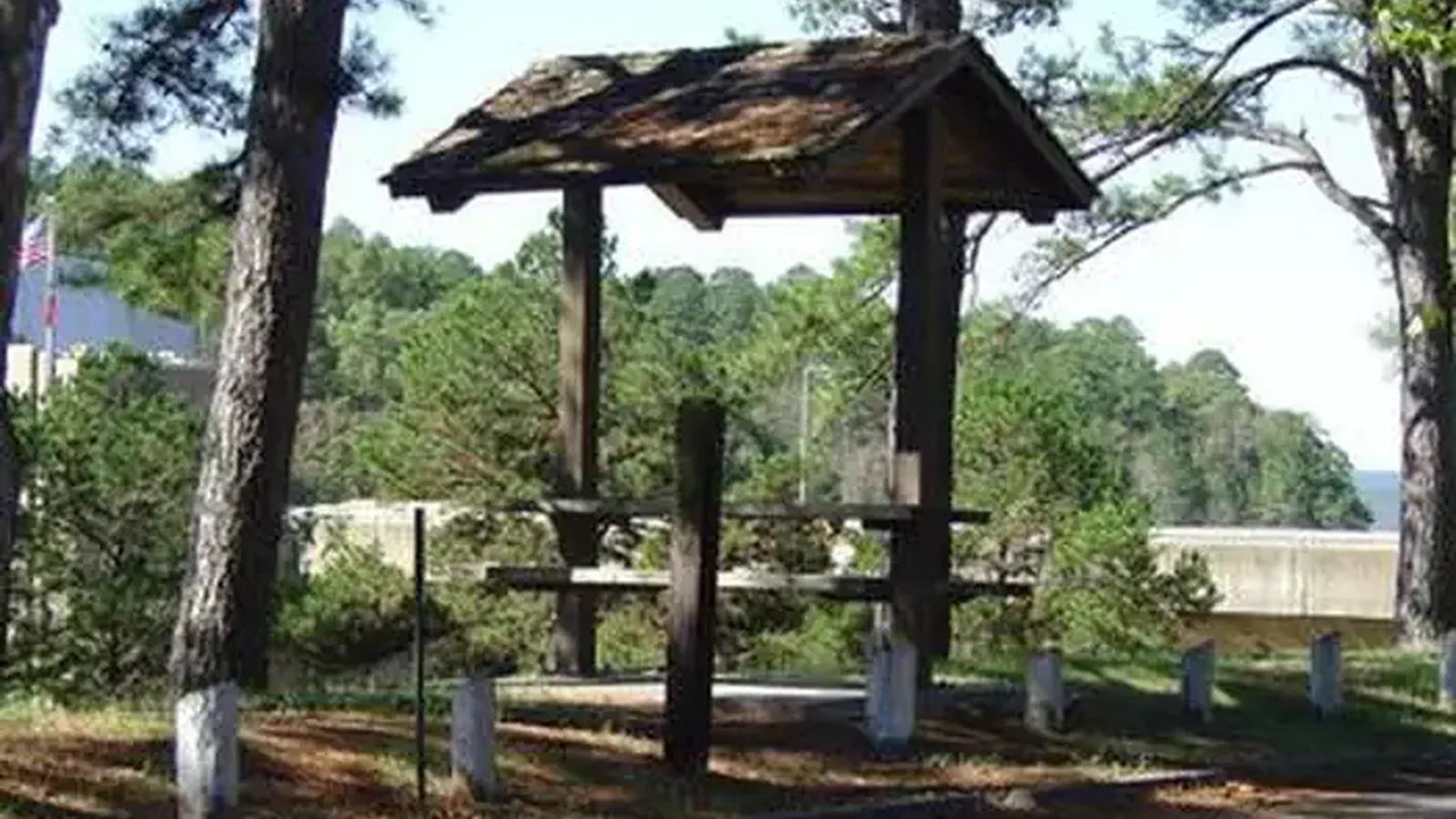 Picnic table at the dam area of the park.