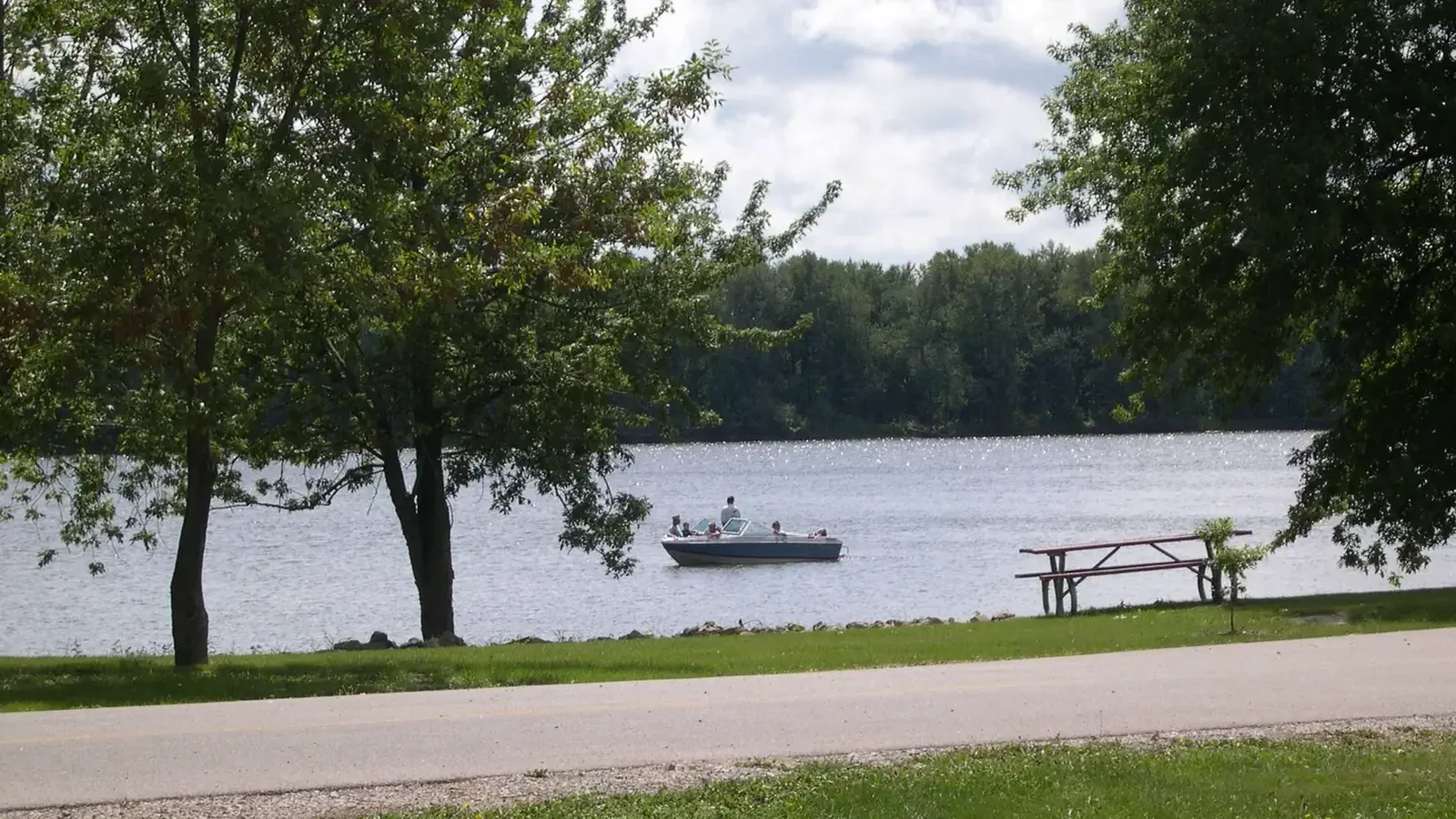 Boaters along SC shoreline.