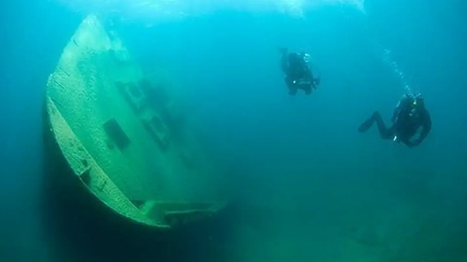 Exploring a shipwreck