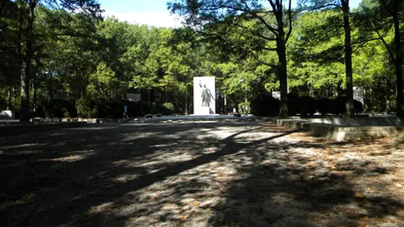 Across Theodore Roosevelt Island Memorial Plaza