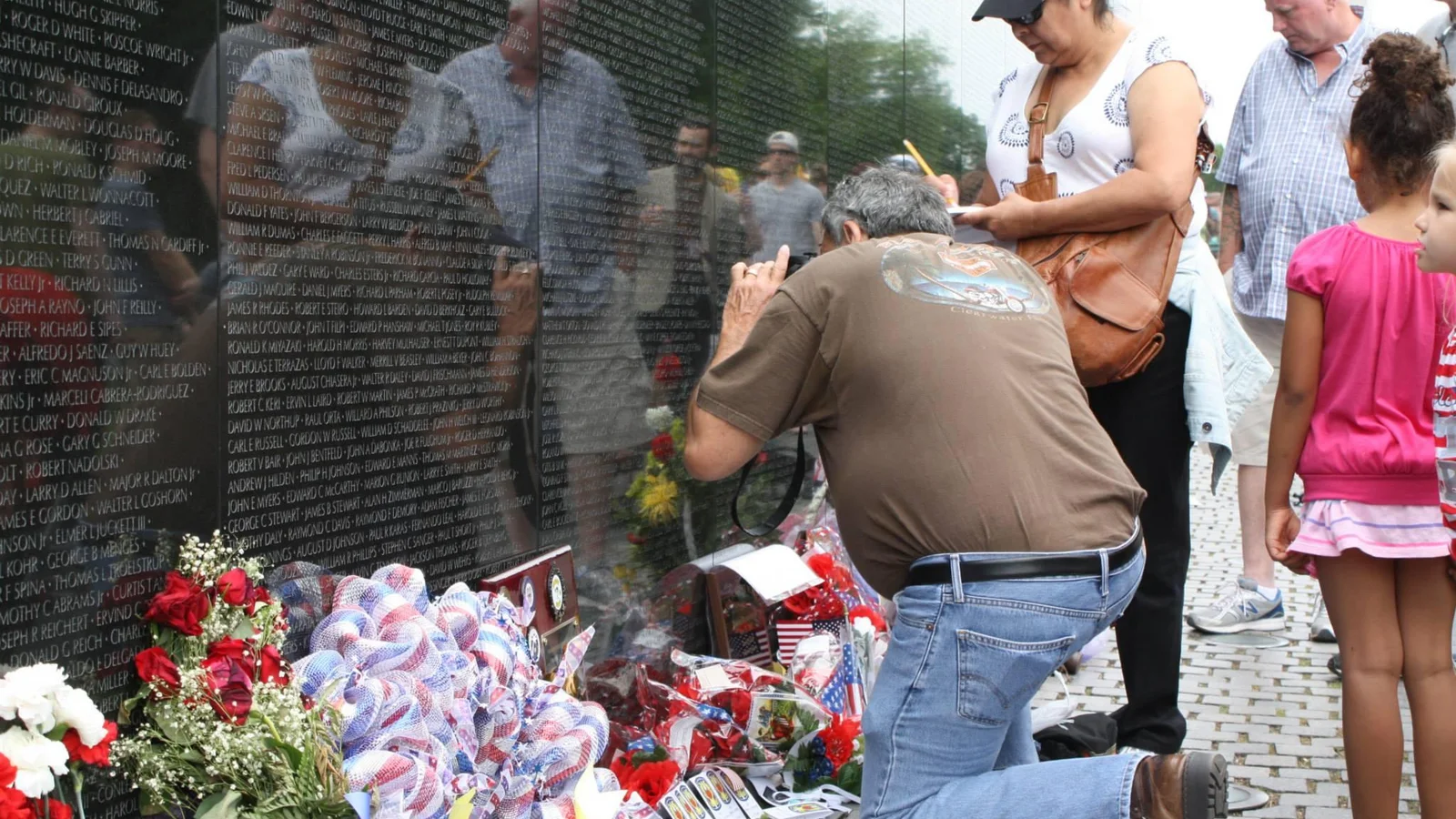 Visitors to the wall