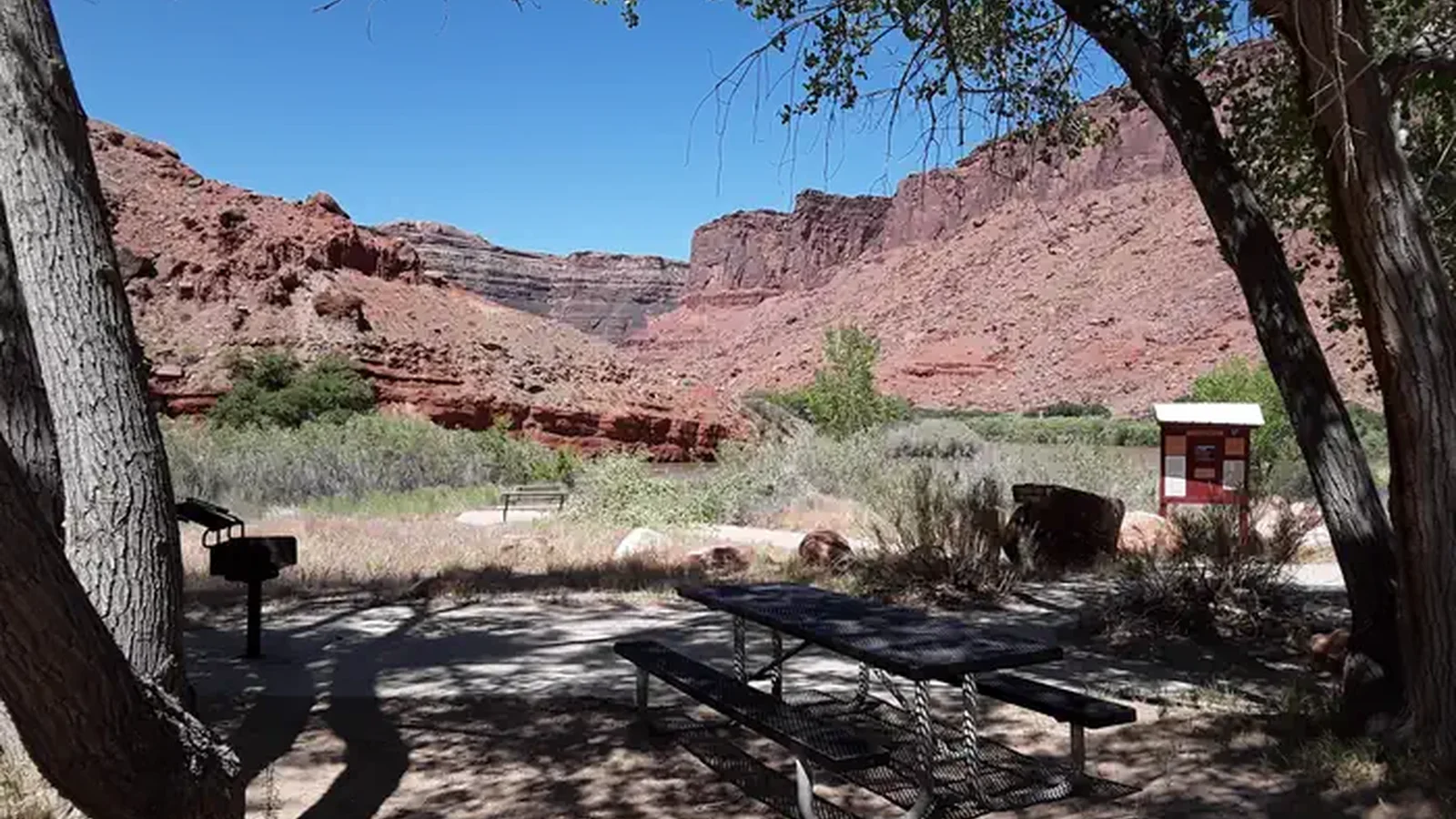 Big Bend Campground picnic area and beach benches