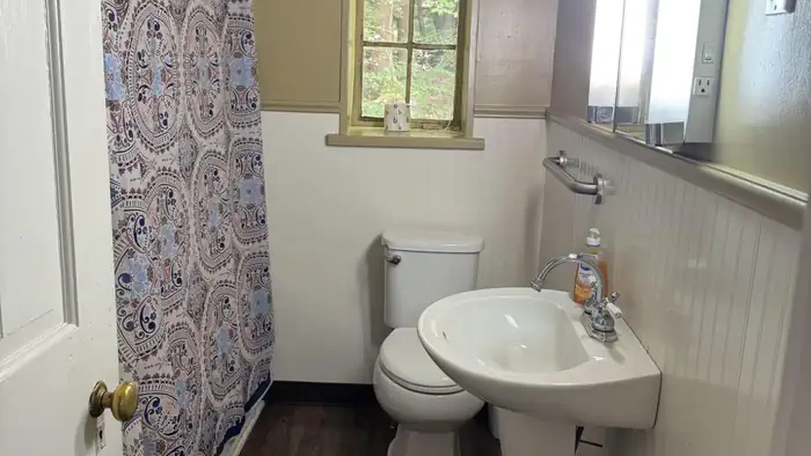 FARNSWORTH CABIN BATHROOM