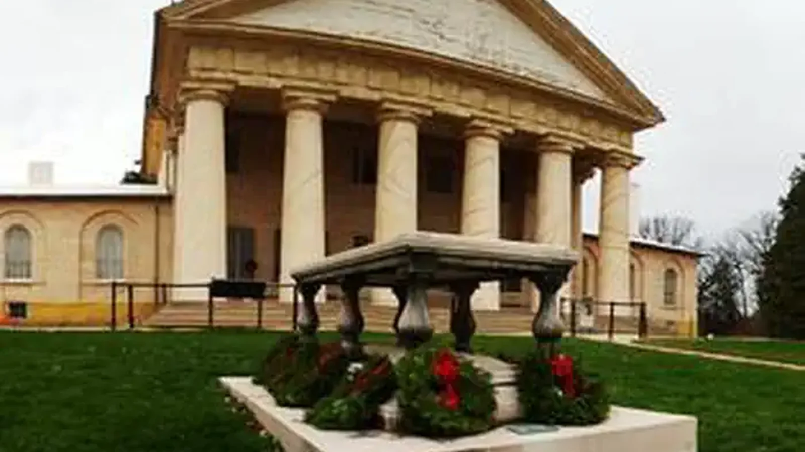 Wreaths on grave outside Arlington House